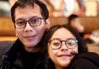 Wisuda Tanpa Kehadiran sang Ayah, Putri Wishnutama Tampil Cantik dalam Balutan Toga di Momen Kelulusannya