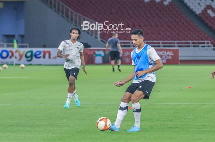 Bek timnas U-22 Indonesia, Rizky Ridho, sedang menguasai bola (kanan) dan Ronaldo Kwateh mencoba merebut bola (kiri) dalam sesi latihan di Stadion Utama Gelora Bung Karno, Senayan, Jakarta, Kamis (13/4/2023) malam.