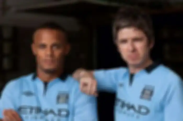 Noel Gallagher (Kanan) dan Vincent Kompany (Kiri) Manchester City