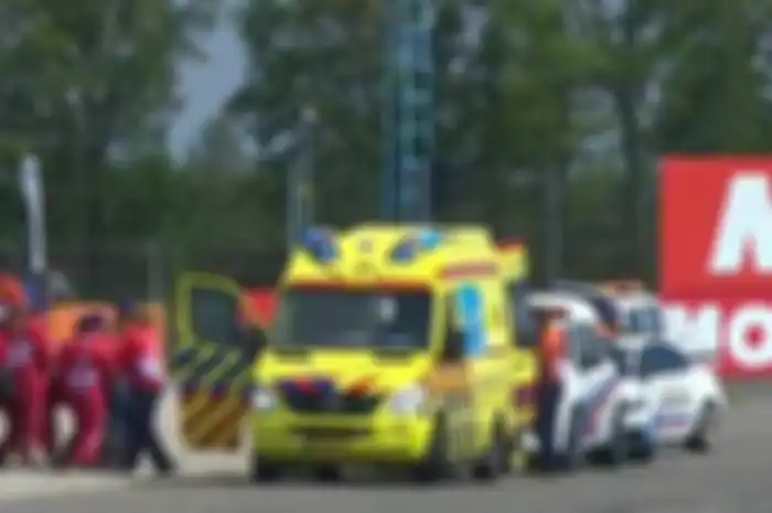 Ambulance di MotoGP Belanda membawa Pembalap Indonesia Dimas Ekky setelah sesaat terjadi kecelakaan 