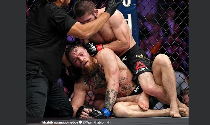 Khabib Nurmagomedov (atas) saat menghabisi Conor McGregor (bawah) pada ajang UFC 229 di T-Mobile Arena, Las Vegas, Nevada, AS, 7 Oktober 2018 Silam. 