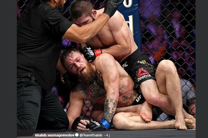 Khabib Nurmagomedov (atas) saat menghabisi Conor McGregor (bawah) pada ajang UFC 229 di T-Mobile Arena, Las Vegas, Nevada, AS, 7 Oktober 2018 Silam. 