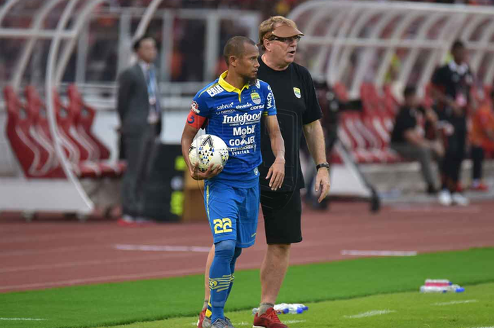 Kapten Persib Bandung, Supardi Nasir, mendapatkan arahan dari pelatih Robert Rene Alberts saat laga melawan Persija Jakarta pada pekan kedelapan Liga 1 2019.