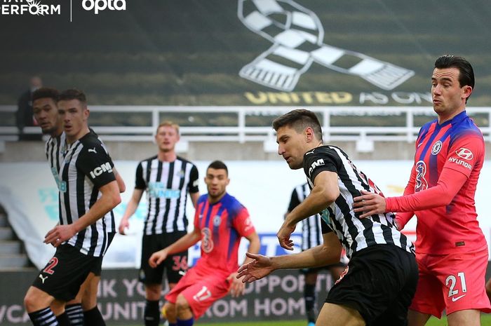 Pemain Newcastle United, Federico Fernandez (kiri), mencetak gol bunuh diri saat menghadapi Chelsea dalam laga pekan ke-9 Liga Inggris musim 2020-2021 pada Sabtu (21/11/2020) pukul 19.30 WIB.