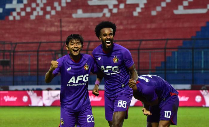 Pemain Persik Kediri, Joanderson saat selebrasi setelah mencetak gol dan merayakannya bersama Riyanto Abiyoso dalam laga melawan Persikabo 1973, Minggu (12/6/2022).