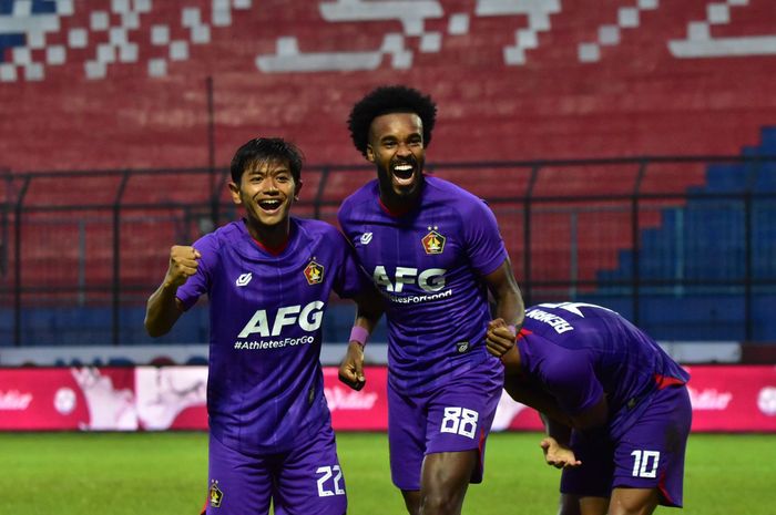 Pemain Persik Kediri, Joanderson saat selebrasi setelah mencetak gol dan merayakannya bersama Riyanto Abiyoso dalam laga melawan Persikabo 1973, Minggu (12/6/2022).