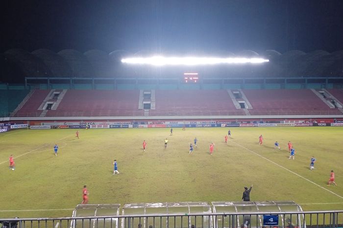 Suasana pertandingan PSIS Semarang vs Persija Jakarta di Stadion Maguwoharjo, Sleman, Selasa (13/12/2022).