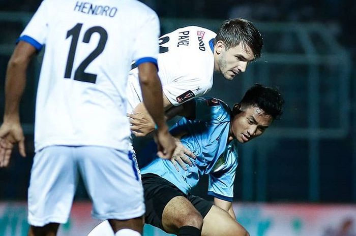 Pemain Persela Lamongan Muhammad Hambali Tolib (bawah) berduel dengan pemain Arema FC Pavel Smolyachenko di laga kedua Grup E Piala Presiden 2019, Sabtu (9/3/2019) di Stadion Kanjuruhan, Malang.