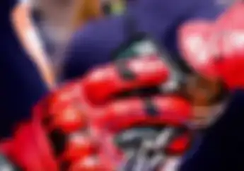 Kenapa Sarung Tangan Balap MotoGP Bikin Jari Kelingking dan Jari Manis Menyatu?