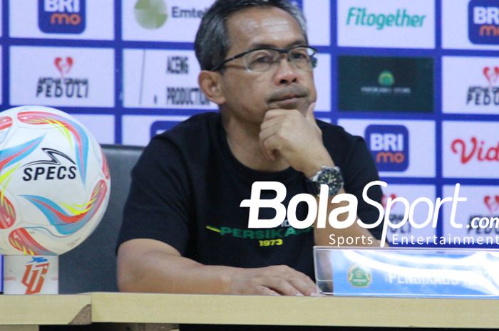 Pelatih Persikabo 1973 Aji Santoso saat menghadiri Press Conference setelah pertandingan Persikabo 1973 vs Persebaya Surabaya di Stadion Wibawa Mukti, Cikarang, Minggu (17/12/2023).