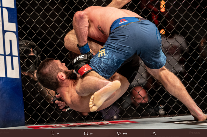 Momen ketika Khabib Nurmagomedov (bawah) saat melakukan triangle choke kepada Justin Gaethje (atas) dalam ajang UFC 254, Minggu (25/10/2020)