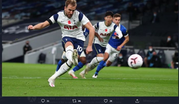 Harry Kane mencetak gol Tottenham Hotspur ke gawang Brighton &amp; Hove Albion, 1 November 2020.