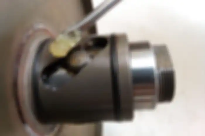 Bongkar dan beri grease pada pulley belakang ketika service