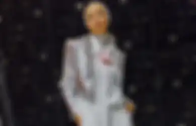 7 Inspirasi Outfit Warna Silver yang Jadi Tren Tahun 2024. Kece Abis!