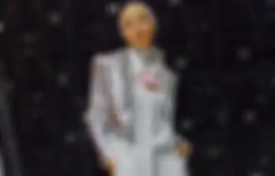 7 Inspirasi Outfit Warna Silver yang Jadi Tren Tahun 2024. Kece Abis!