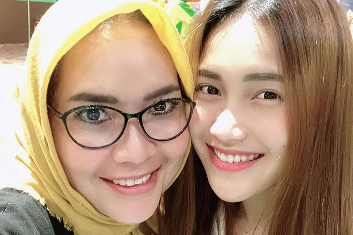 Tak Malu Umbar Aurat Anaknya di Media Sosial, Ibunda Ayu Ting Ting Diserbu Komentar Menohok dari Netizen: Gak Ada Gambar Lain yang Lebih Sopan Buat Di-post?