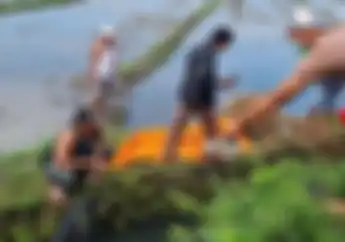 Honda Supra Terbalik Dalam Parit, Pengendaranya Tergeletak Tak Bernyawa di Samping Motor