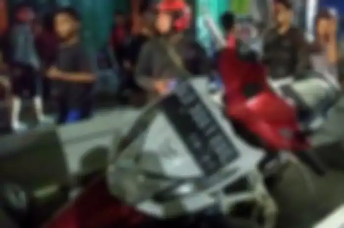 Sebuah motor Honda BeAT ditabrak truk dump bermuatan pasir