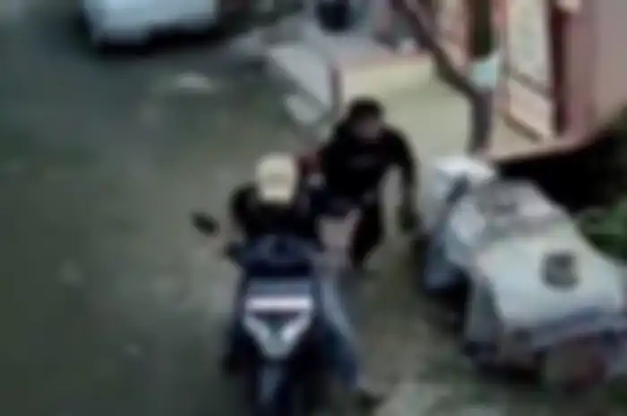 Detik-detik aksi curanmor Honda BeAT berhasil digagalkan ibu hamil.