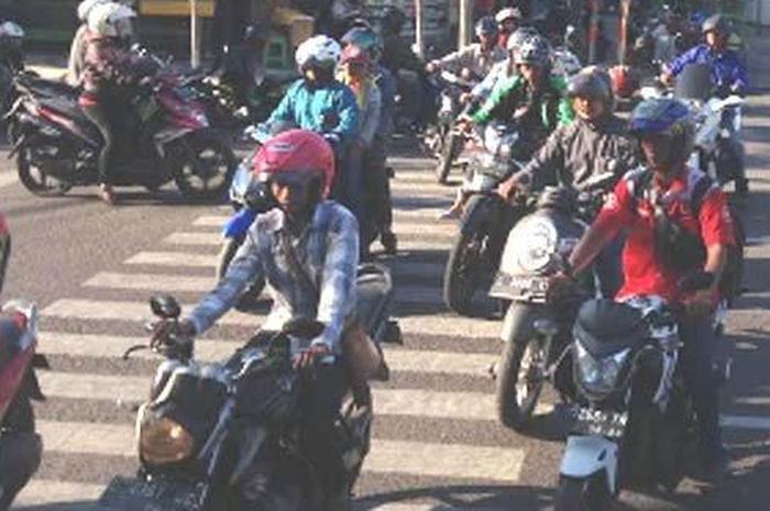 Zebra cross malah digunakan pemotor untuk menyeberang