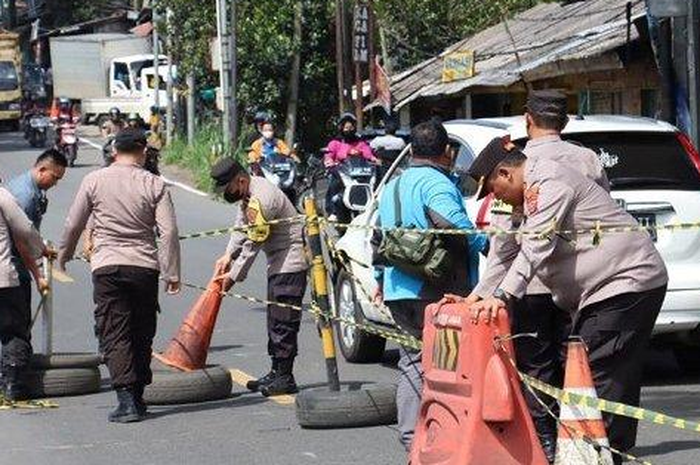 Pemotor waspada, jembatan Cikereteg retak usai gempa dan longsor