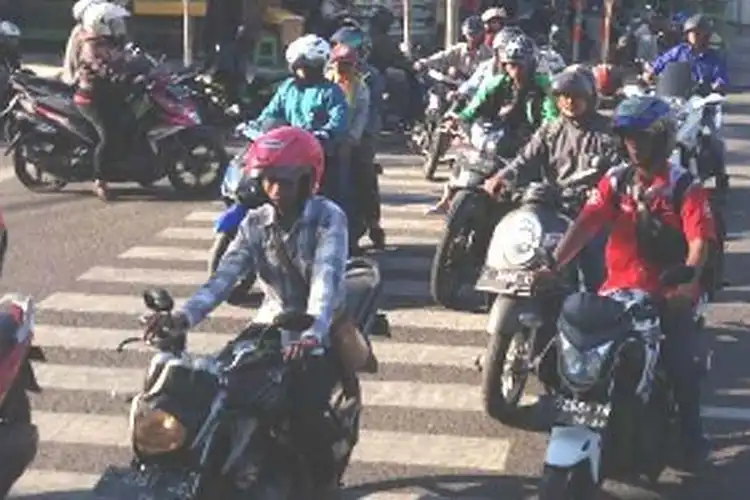 Ratusan Pemotor Terobos Zebra Cross, Pejalan Kaki Enggak Berani Nyeberang Jalan