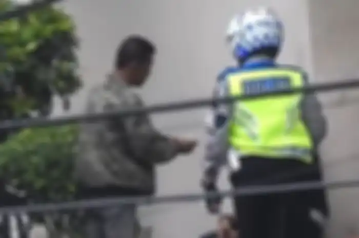 FOTO ILUSTRASI. Pengendara motor diberhentikan oknum polisi di Bogor karena tidak ada SIM. Oknum polisi malah minta dibelikan rokok.