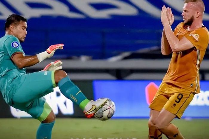 Duel antara Persija Jakarta melawan Bhayangkara FC pada pekan ke-33 Liga 1 2021-2022.