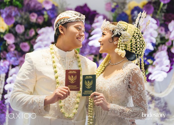 Rizky Febian dan Mahalini disebut oleh pengacaranya sendiri, menunjukkan buku nikah berbentuk properti.