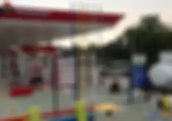 Anjay.. Pengendara Tercyduk Sedang Menggoyang Motornya Saat Isi Bensin, Emang Ngaruh?