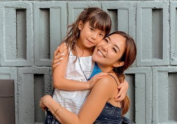 Antar Gempi ke Sekolah, Gisella Anastasia Tampil Manis Sembari Kenakan Tas Jaring Seharga Jutaan Rupiah!