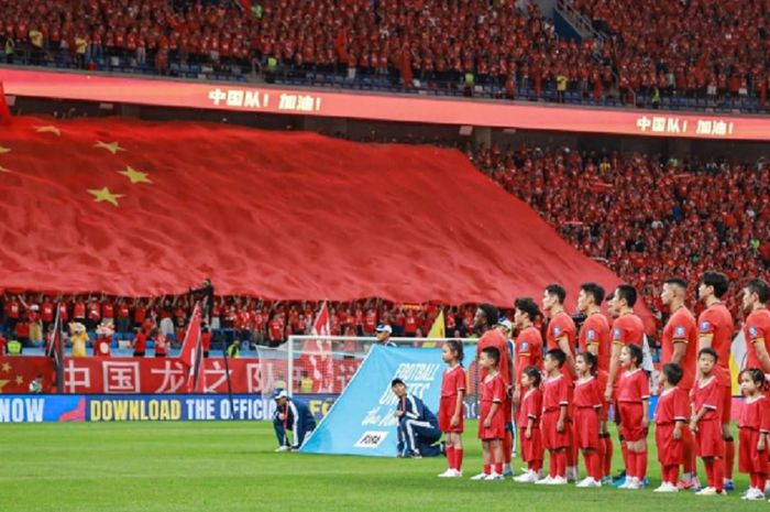 Para pemain Timnas China menyanyikan lagu kebangsaan sebelum menghadapi Arab Saudi dalam Putaran Ketiga Kualifikasi Piala Dunia 2026 zona Asia di Dalian, 10 September 2024. China bersaing dengan Timnas Indonesia masuk 4 besar.