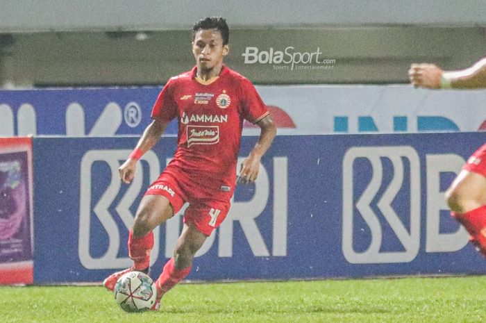 Pemain sayap kiri Persija Jakarta, Osvaldo Haay, sedang menguasai bola dalam laga pekan kelima Liga 1 2021 di Stadion Pakansari, Bogor, Jawa Barat, 28 September 2021.