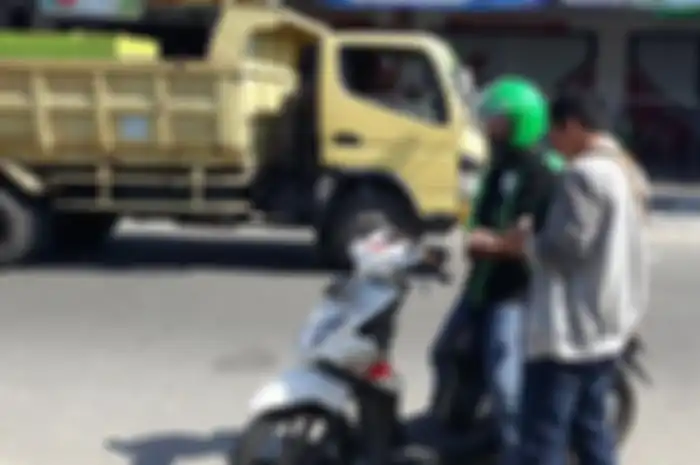 ojek online saat menurunkan penumpang di Jalan Hayun, Palu, Sulawesi Tengah, Rabu (10/10/2018)