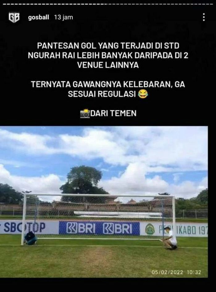 Salah satu fansbase @gosball yang mengatakan gawang di Stadion I Gusti Ngurah Rai, Denpasar, Bali kelebaran dan tak sesuai regulasi.