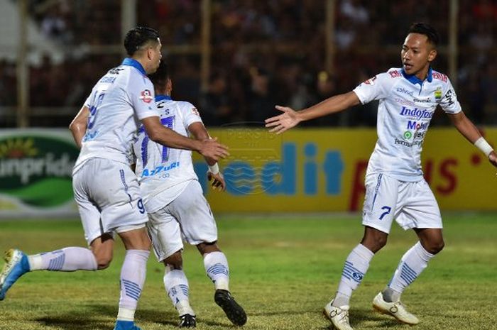 Para pemain Persib merayakan gol yang dicetak ke gawang Perseru Badak Lampung pada pekan ke-16 Liga 1 2019 di Stadion Sumpah Pemuda, Minggu (25/8/2019).