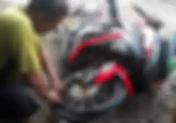 Udah Tau Jorok Tapi masih Aja Dilakukan, Ini Alasan Air Liur Sering Dioles di Pentil Ban Motor