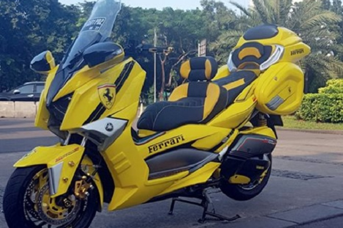 Yamaha XMAX kuning beraksen Ferrari