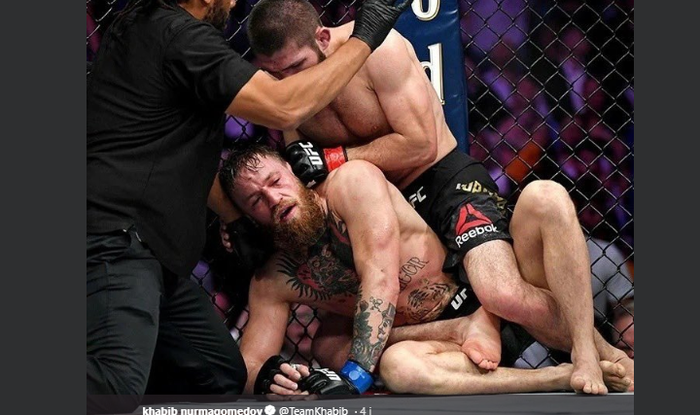 Khabib Nurmagomedov (atas) saat menghabisi Conor McGregor (bawah) pada ajang UFC 229 di T-Mobile Arena, Las Vegas, Nevada, AS, 7 Oktober 2018 Silam. 