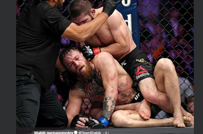 Khabib Nurmagomedov (atas) saat menghabisi Conor McGregor (bawah) pada ajang UFC 229 di T-Mobile Arena, Las Vegas, Nevada, AS, 7 Oktober 2018 Silam. 