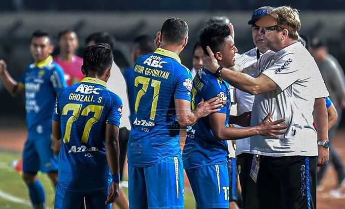 pemain Persib Bandung mendapatkan pelukan dari pelatih Robert Rene Alberts setelah laga kontra Kalteng Putra pada pekan kesembilan Liga 1 2019.