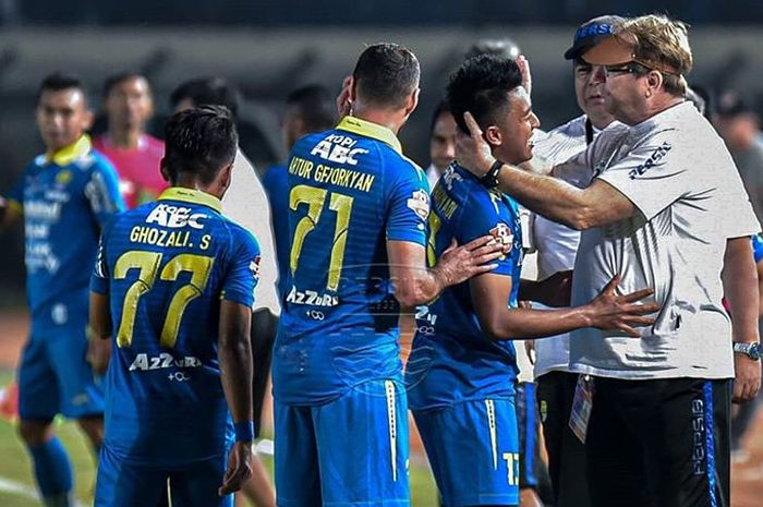 pemain Persib Bandung mendapatkan pelukan dari pelatih Robert Rene Alberts setelah laga kontra Kalteng Putra pada pekan kesembilan Liga 1 2019.