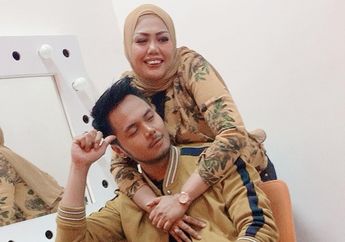 Elly Sugigi Pamer Foto Pernikahan Bareng Brondong Ganteng, Sang Putri Mendadak Posting Kalimat Menohok: Itu Settingan, Jangan Percaya