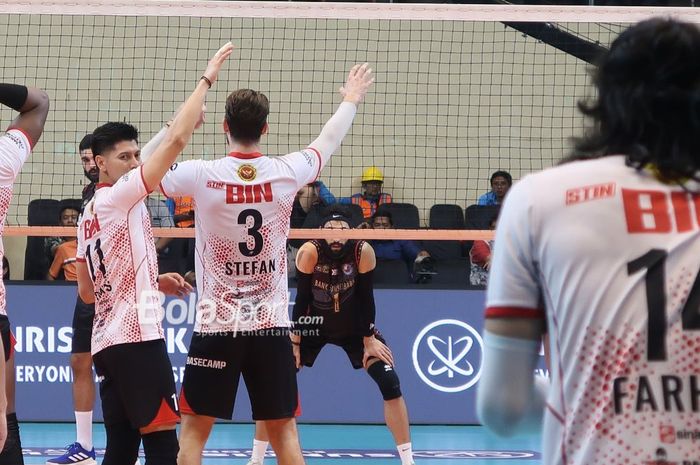 Pemain Jakarta STIN BIN, Farhan Halim bersiap melakukan servis, saat timnya menghadapi Palembang Bank SumselBabel pada putaran kedua babak final four Proliga 2024 di Semarang, Jawa Tengah, 11 Juli 2024.