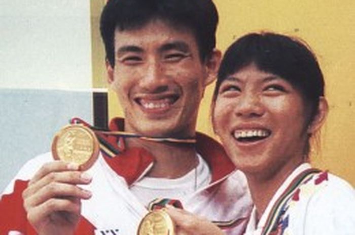 Pebulu tangkis Indonesia, Alan Budikusuma dan Susy Susanti, memamerkan medali emas yang mereka menangkan di Olimpiade 1992 Barcelona.