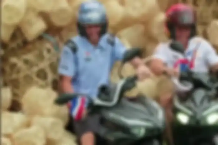 Marc Marquez balapan kocak naik Honda Vario lawan adiknya Alex Marquez di Thailand. 