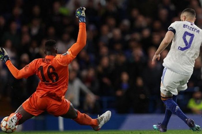 Momen blunder fatal kiper Chelsea, Edouard Mendy, yang buat Karim Benzema leluasa mencetak gol Real Madrid pada leg pertama perempat final Liga Champions 2021-2022 di Stamford Bridge.