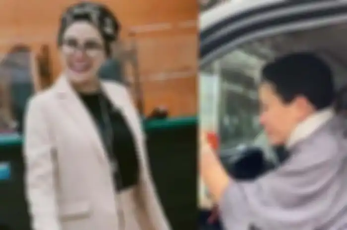 Menderita pengapuran leher hingga menggunakan gips, Nikita Mirzani kabarnya akan dioperasi. Ia bahkan disebut menderita penyakit autoimun.