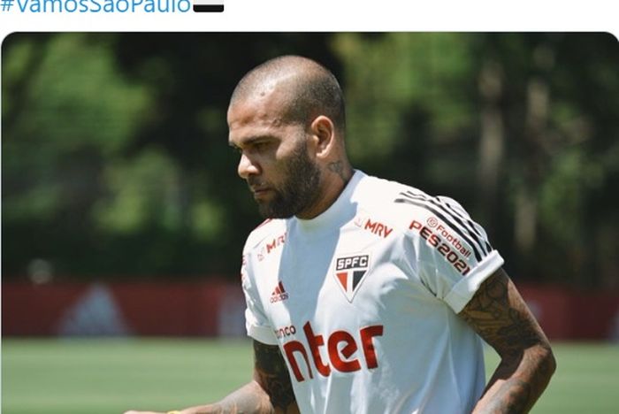 Bek sayap Sao Paulo, Dani Alves. Adik jauh Dani Alves, Welber Jardim, akan membela timnas U-17 Indonesia. 
