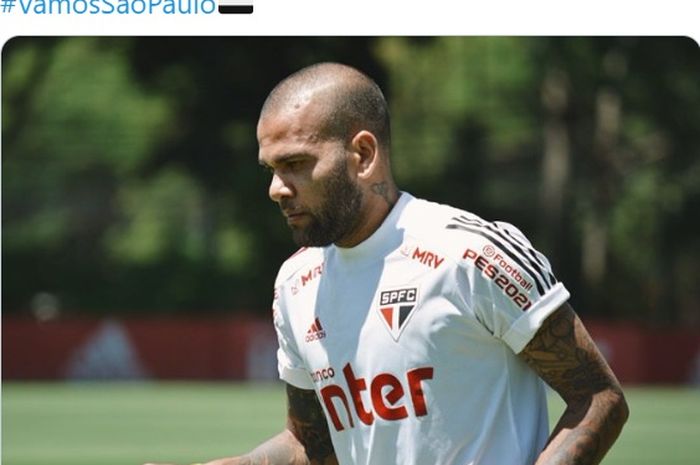 Bek sayap Sao Paulo, Dani Alves.